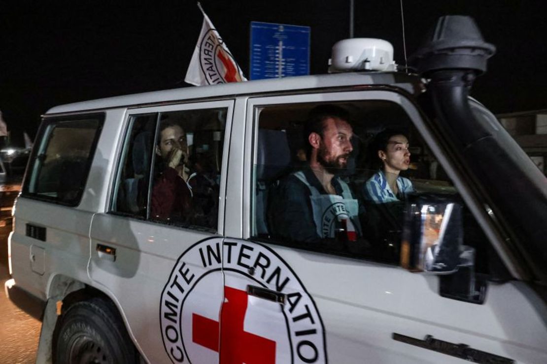 Un vehículo del CICR conduce a rehenes al punto fronterizo de Rafah con Egipto como parte de un acuerdo de transferencia el 26 de noviembre de 2023. Mohammed Abed/AFP/Getty Images