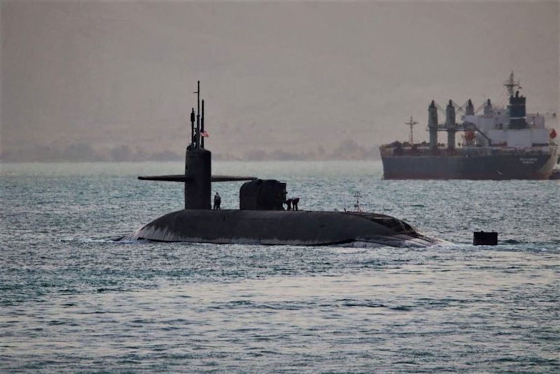 El submarino de misiles guiados USS Florida transita por el Canal de Suez en Egipto el 7 de abril de 2023.