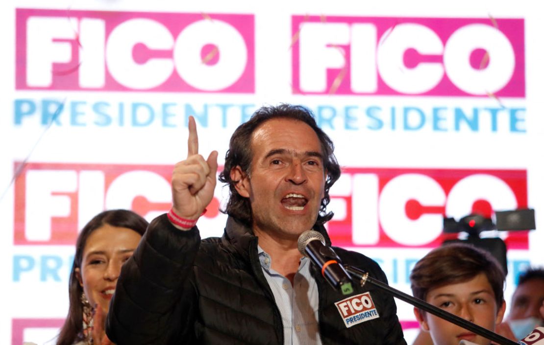 El candidato presidencial Federico "Fico" Gutiérrez celebra su victoria en la consulta de la coalición por Equipo por Colombia, el 13 de marzo de 2022.