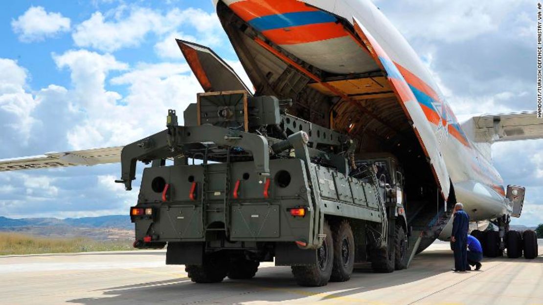 Partes de los sistemas de defensa aérea S-400 se descargaron desde un avión de transporte ruso en el aeropuerto militar Murted en Ankara este viernes.