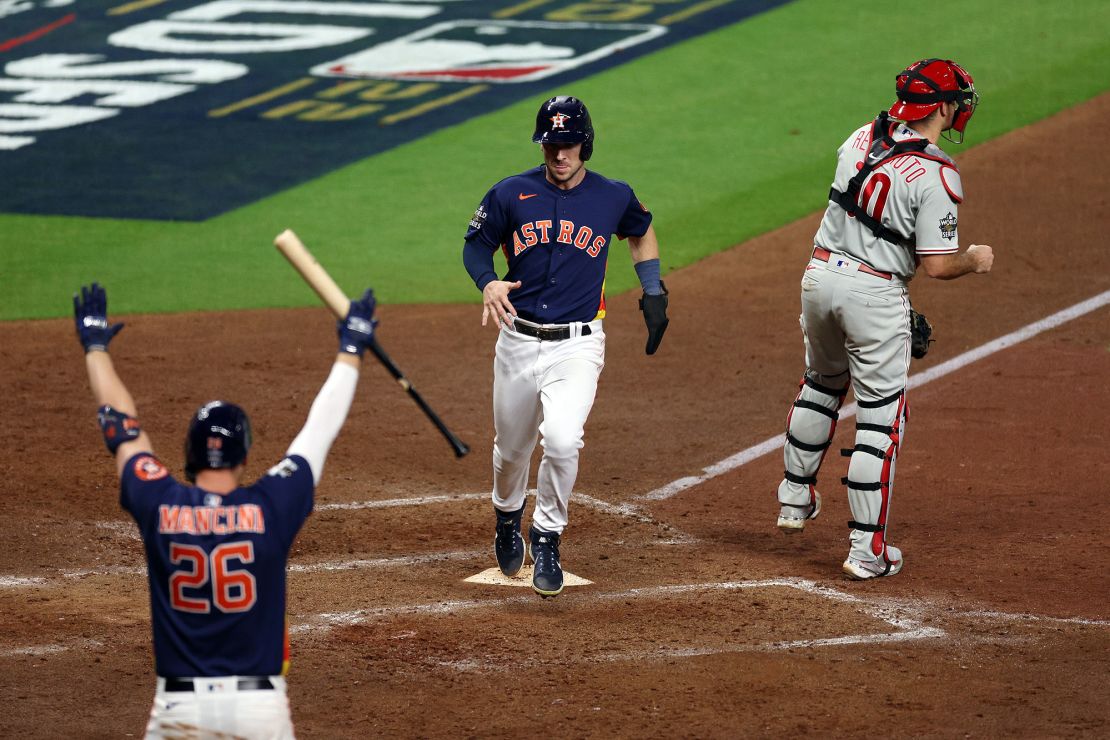 Alex Bregman #2 de los Houston Astros corre a home después de un sencillo de Christian Vazquez #9 durante la sexta entrada contra los Philadelphia Phillies en el sexto juego de la Serie Mundial 2022 en el Minute Maid Park el 05 de noviembre de 2022 en Houston, Texas.