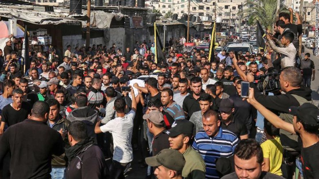 Dolientes cargan el cuerpo de Baha Abu Al-Ata durante su funeral en la Ciudad de Gaza el 12 de noviembre.