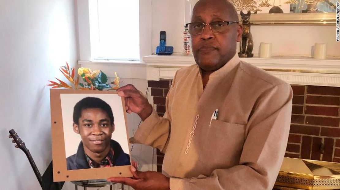 Dia Khafra, padre de Askia Khafra, sostiene una foto de su hijo en su casa en Silver Spring, Maryland.