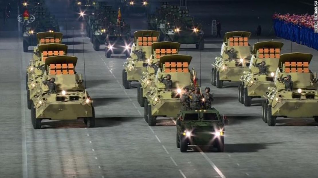 Lanzadores de cohetes móviles se muestran en el desfile militar de Corea del Norte de octubre de 2020 en Pyongyang.