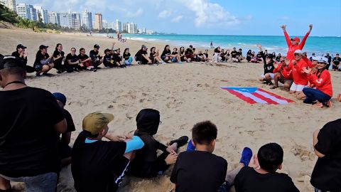 Más de 17.000 niños, jóvenes y adultos celebraron el Día del Llamado a la Tierra en América Latina. En Puerto Rico cientos de estudiantes se dieron cita para limpiar una playa cerca de San Juan.