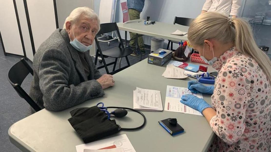 Vadim Svistunov, de 84 años, recibió la vacuna en un teatro de ópera.