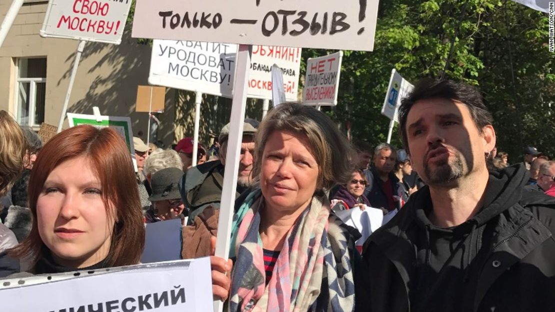 Olga Novitskaya (c) protesta contra la demolición planeada de su bloque de apartamentos en Moscú.