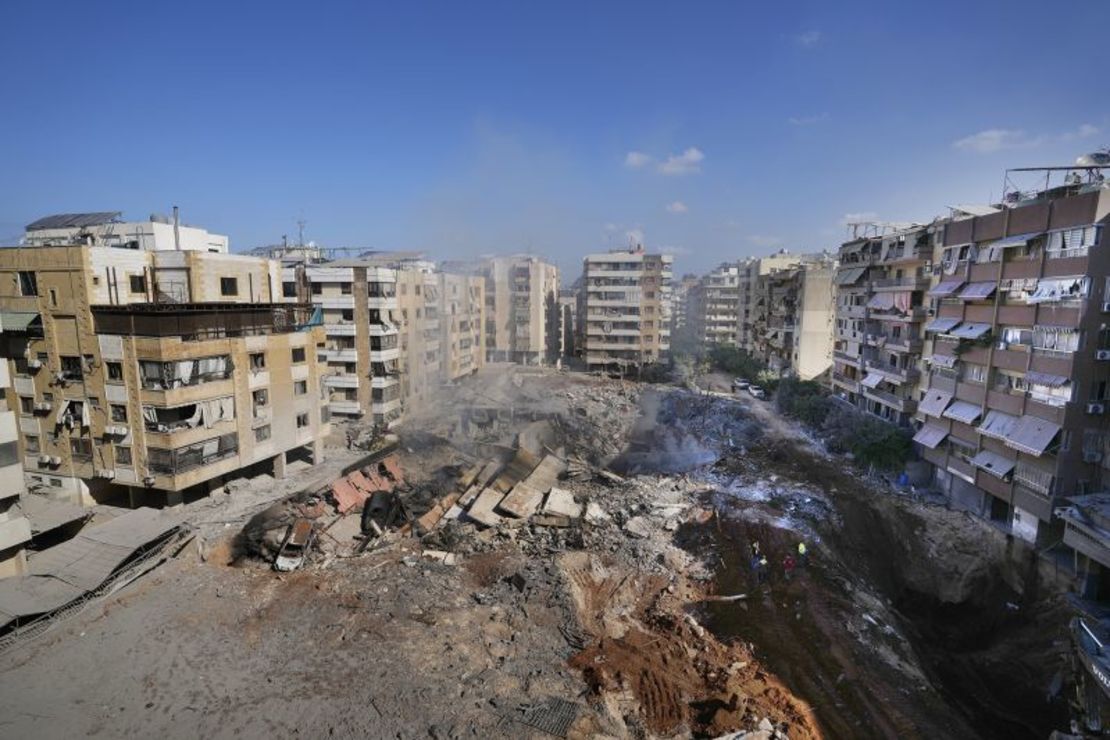 La gente se reúne en el lugar del asesinato del líder de Hezbollah, Hassan Nasrallah, en los suburbios del sur de Beirut el domingo 29 de septiembre de 2024.