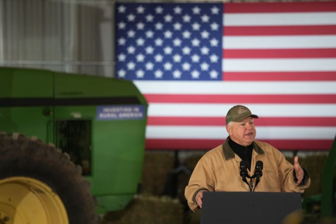 El gobernador de Minnesota, Tim Walz, habla antes de la llegada del presidente Joe Biden a Dutch Creek Farms, el miércoles 1 de noviembre de 2023, en Northfield, Minnesota.