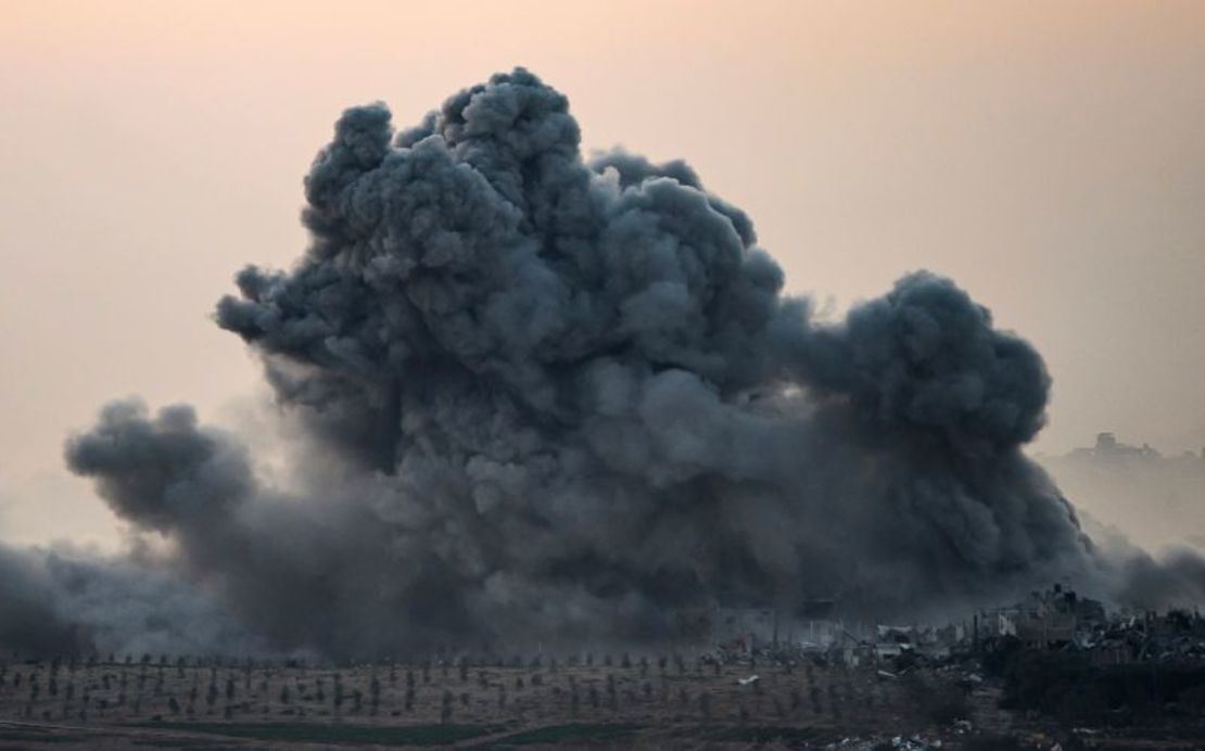 El humo se eleva desde los edificios en Gaza después de ser alcanzados por ataques aéreos israelíes el 2 de diciembre de 2023. John MacDougall/AFP/Getty Images