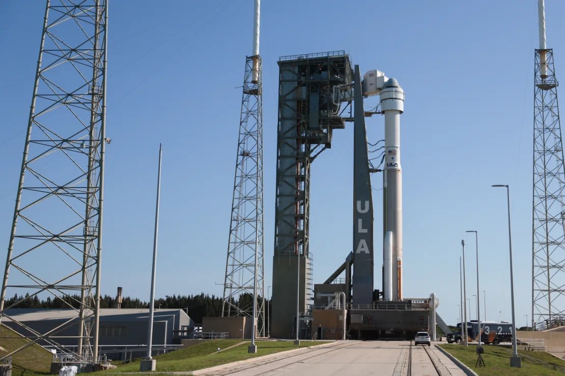 La nave espacial Starliner de Boeing se encuentra encima de un cohete Atlas V de United Launch Alliance en la Estación de la Fuerza Espacial de Cabo Cañaveral en Florida el 31 de mayo. Joe Raedle/Getty Images