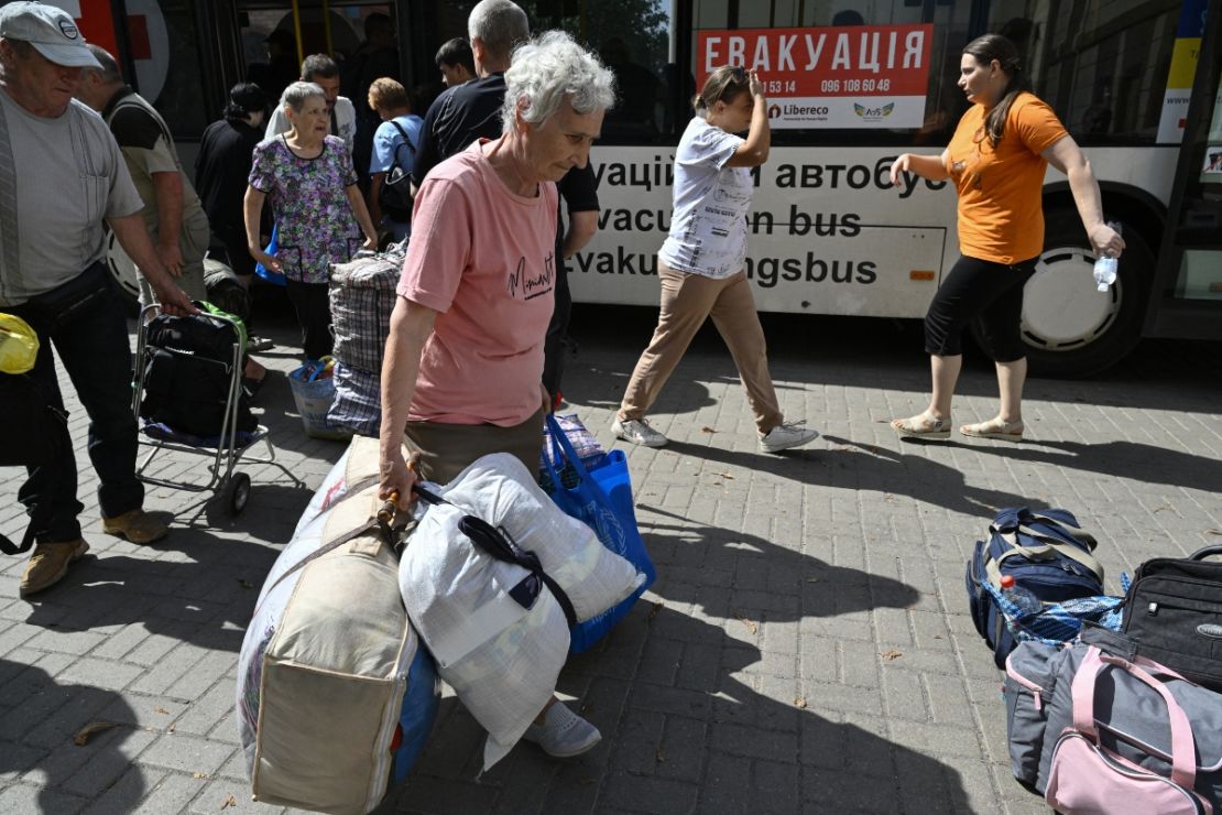 Desplazados de guerra llegan con sus pertenencias para subir a un tren de evacuación en un lugar no revelado de la región de Donetsk el 21 de agosto de 2024, en medio de la invasión rusa de Ucrania. Crédito: GENYA SAVILOV/AFP/Getty Images