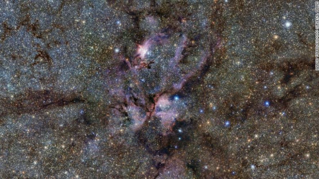 El Observatorio Europeo Austral capturó esta imagen de la Nebulosa de la Langosta, donde el gas y el polvo envuelven estrellas jóvenes en formación.