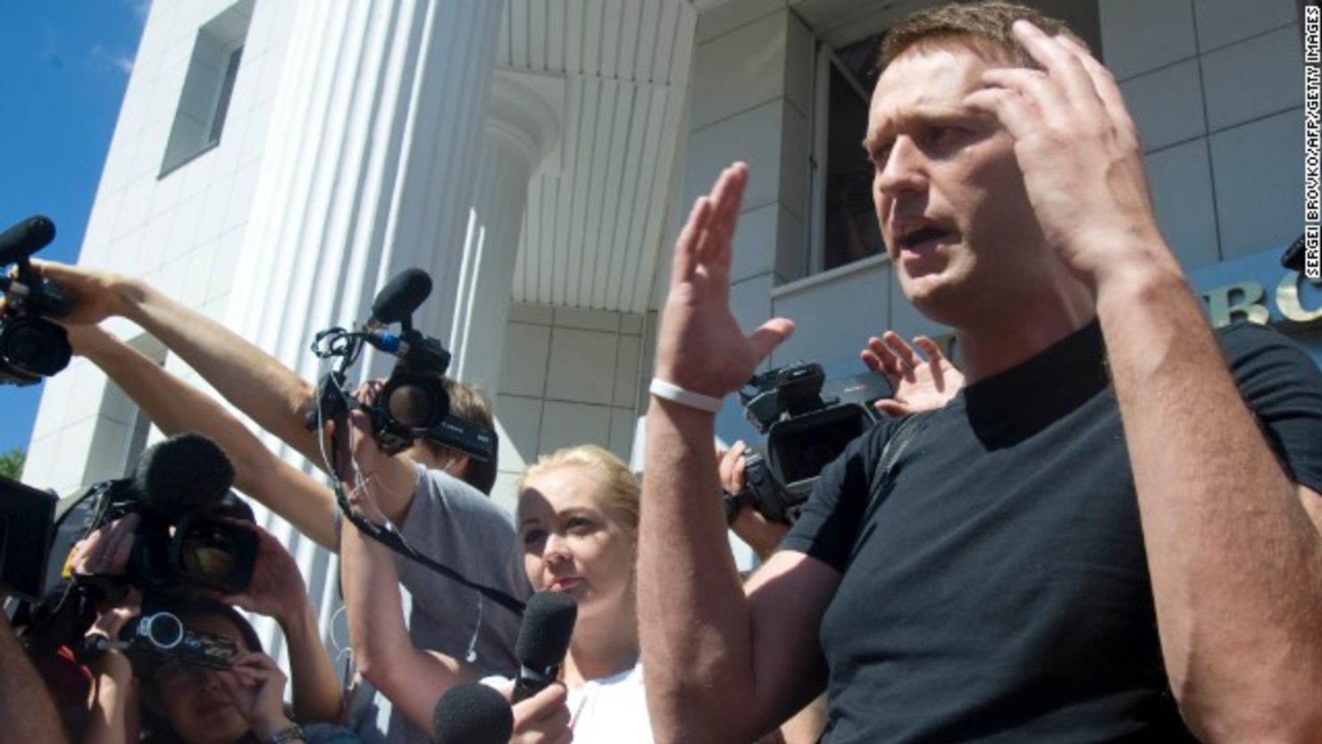 Alexei Navalny habla con la prensa después de salir de la corte en Kirov el 19 de julio de 2013.