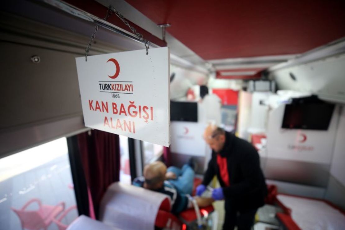 Una vista del centro de donación de sangre de la Media Luna Roja Turca en Duzce, Turkiye. Omer Urer/Agencia Anadolu/Getty Images