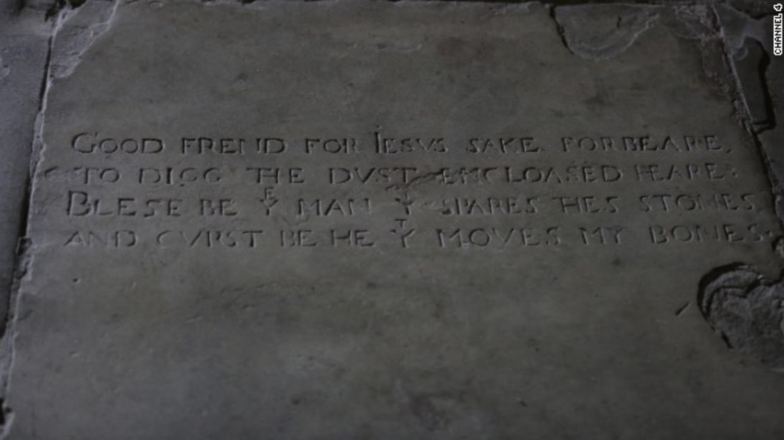 Parte de la inscripción en la tumba de Shakespeare dice: "Bendito sea el hombre que respete estas piedras y maldito aquel que remueva mis huesos".