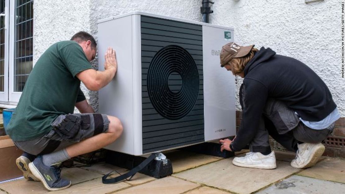 Se instala una unidad de bomba de calor con fuente de aire en una casa construida en la década de 1930 en Folkestone, Inglaterra, el 20 de septiembre de 2021.