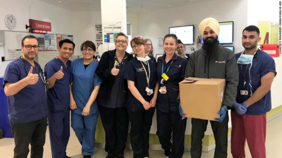 Voluntarios de Khalsa Aid llevan suministros al hospital Northwick Park, en el oeste de Londres.