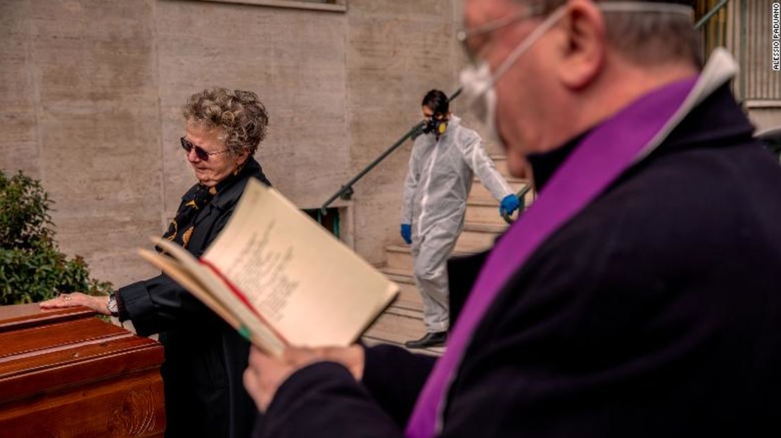 Un sacerdote usa mascarilla mientras bendice un ataúd en Nápoles, el 27 de marzo.