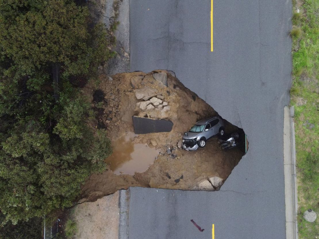 Varias personas tuvieron que ser rescatadas después de que dos vehículos cayeran en este socavón en Chatsworth este martes. Crédito: David Swanson/Reuters