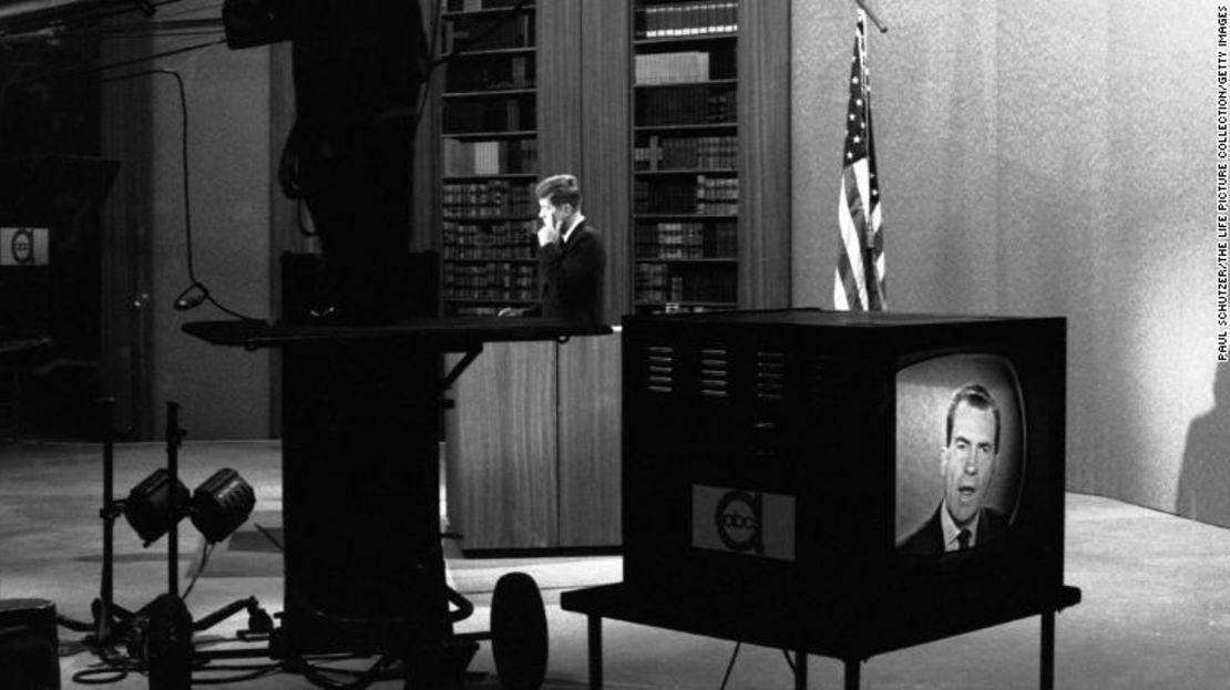 En un estudio de televisión de ABC, el senador John F. Kennedy se lleva la mano al oído mientras escucha a su oponente, el vicepresidente Richard M. Nixon, durante un debate presidencial televisado el 13 de octubre de 1960