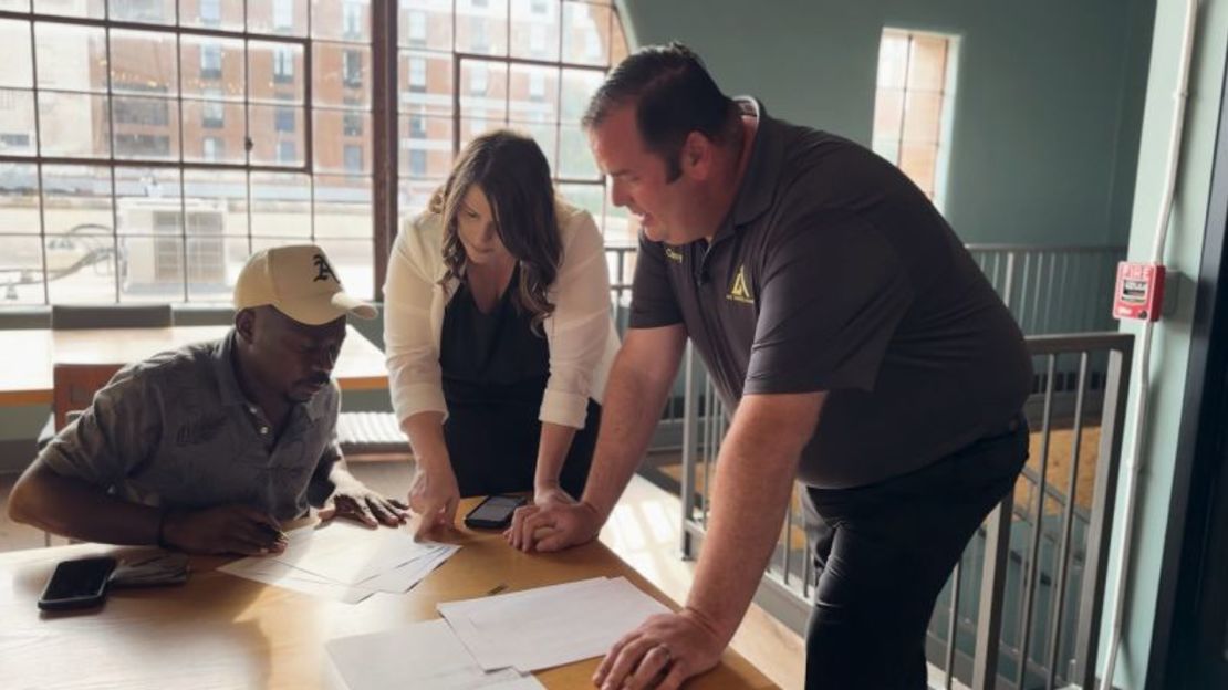 Corey Worden, presidente de Job Talent Connect, y Rachel Worden, directora regional de operaciones, ayudan a un haitiano a solicitar empleo.