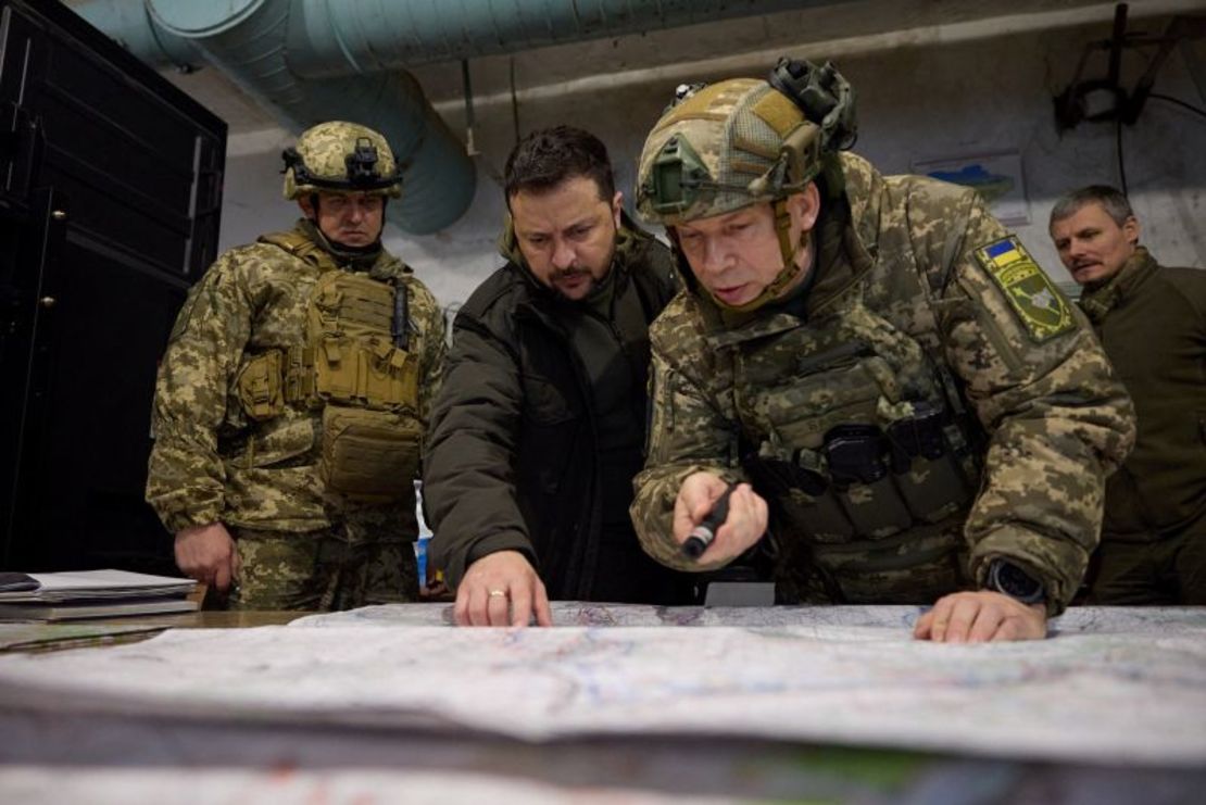 El presidente de Ucrania, Volodymyr Zelensky, con Oleksandr Syrskyi en la región de Kharkiv, Ucrania, el 30 de noviembre de 2023. Servicio de prensa presidencial de Ucrania/Reuters