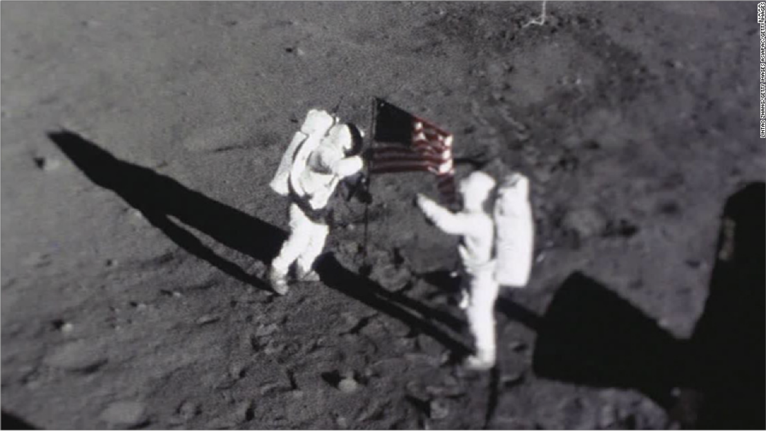 Los astronautas Neil Armstrong y Buzz Aldrin colocan la bandera estadounidense en la Luna. Esta imagen fue capturada por la Cámara de Adquisición de Datos Apollo 11 que se montó en el módulo lunar Eagle.