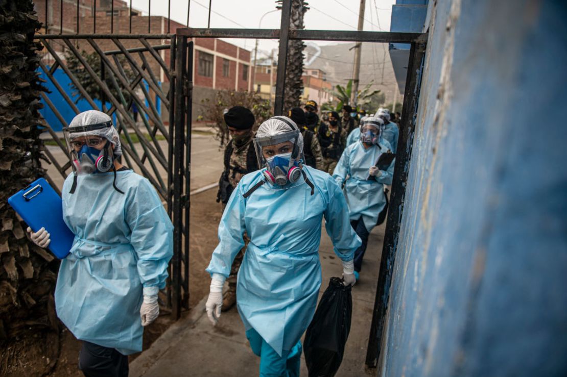 Personal del Ministerio de Salud de Perú realiza pruebas de covid-19 a pacientes de más de 60 años en el barro Perales en Lima.