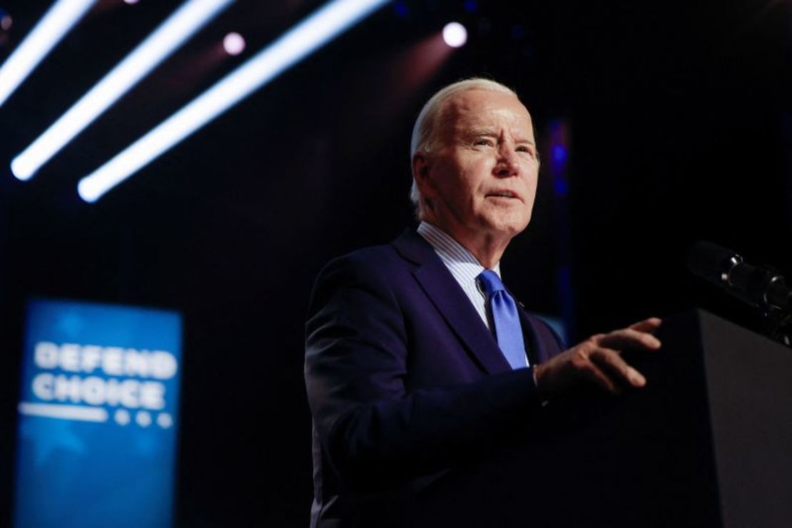 El presidente de Estados Unidos, Joe Biden, pronuncia un discurso durante un evento de campaña centrado en el derecho al aborto en el Hylton Performing Arts Center, en Manassas, Virginia, el martes.