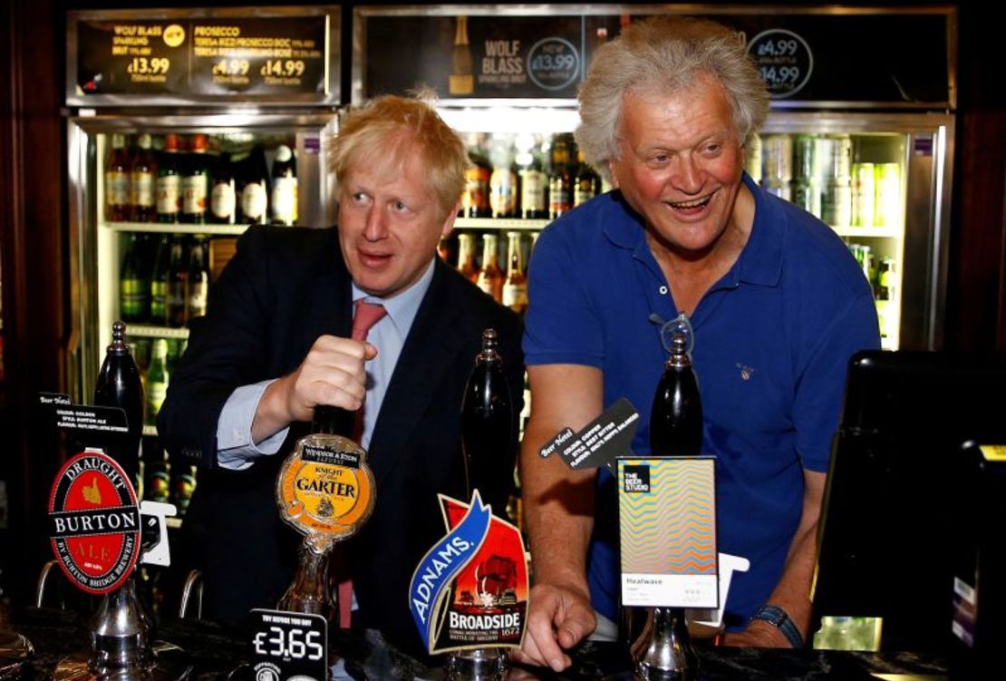 El fundador de Spoons, Tim Martin, a la derecha, posa con el político Boris Johnson poco después de la decisión del Brexit que ambos apoyaron.