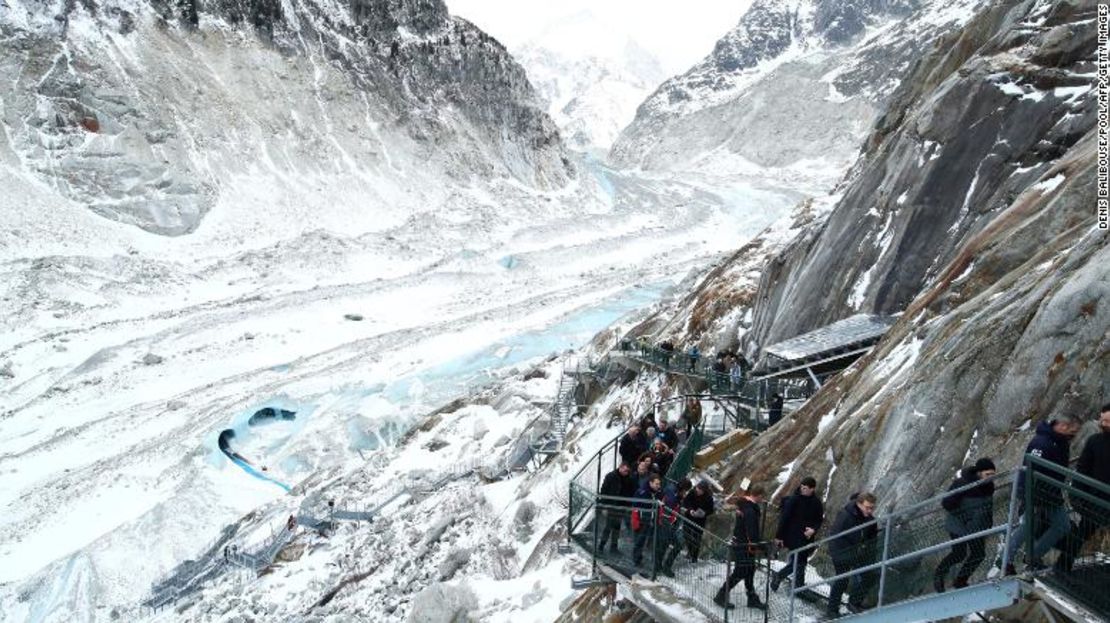 Como muchos glaciares en el mundo, Mer de Glace está derritiéndose rápidamente a causa del cambio climático.