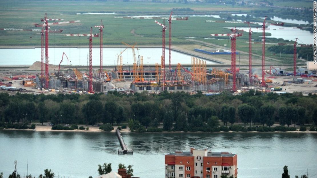 Fotografía del 14 de julio del 2015 en la que se ven grúas en el sitio de construcción del nuevo estadio de fútbol del Rostov del Don.