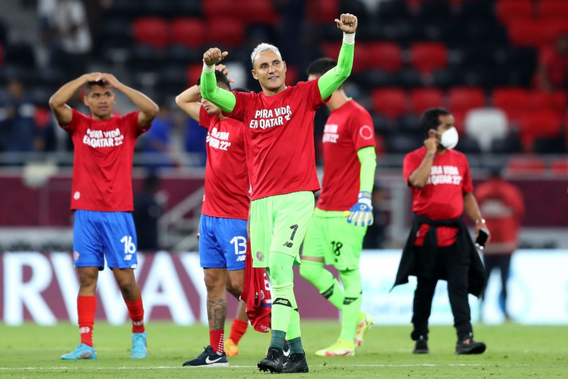 El equipo dirigido por el colombiano Luis Fernando Suárez tiene en Keylor Navas un referente y un líder pero llega al Mundial con baja producción goleadora en las eliminatorias. Navas celebró así desde la cancha la victoria.