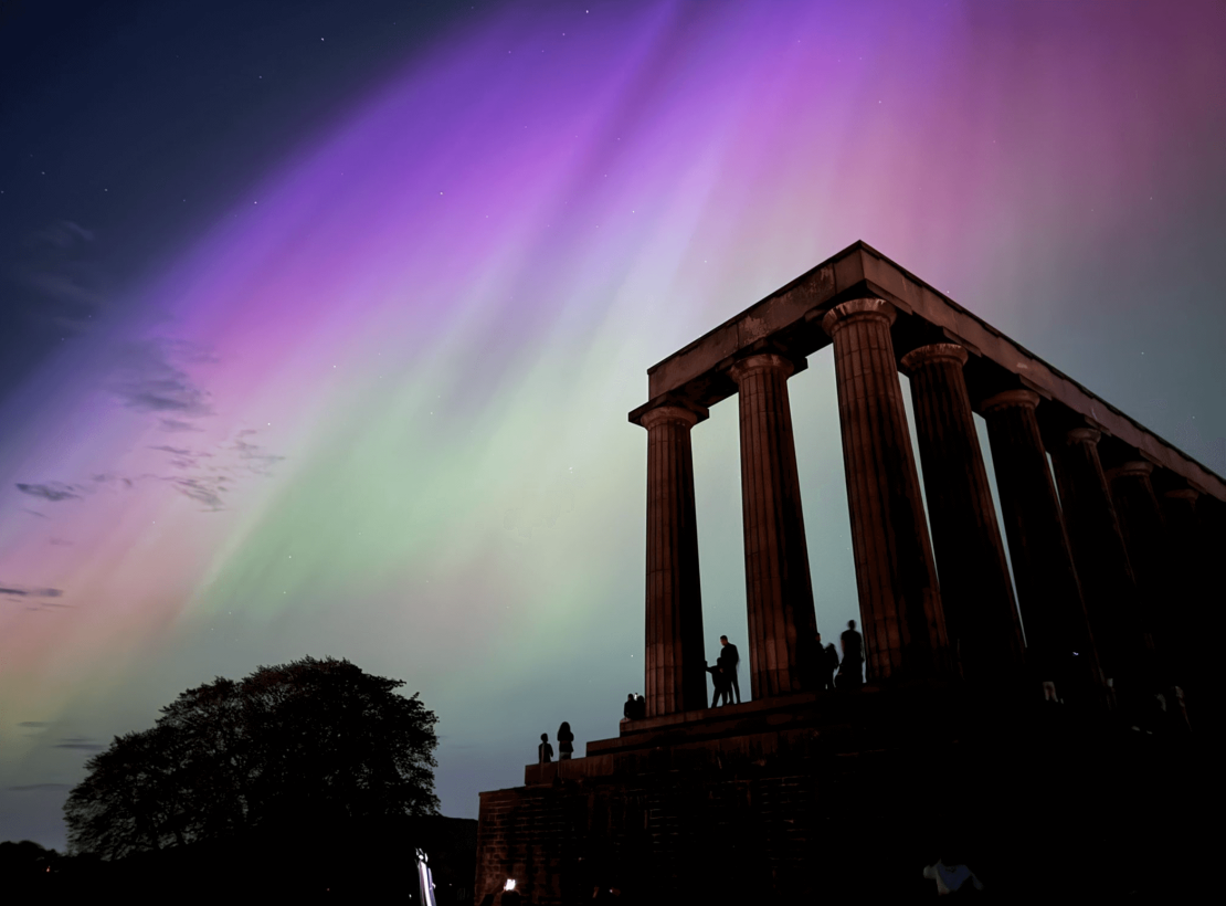 Una aurora boreal se observa en el cielo de Edimburgo, Escocia.