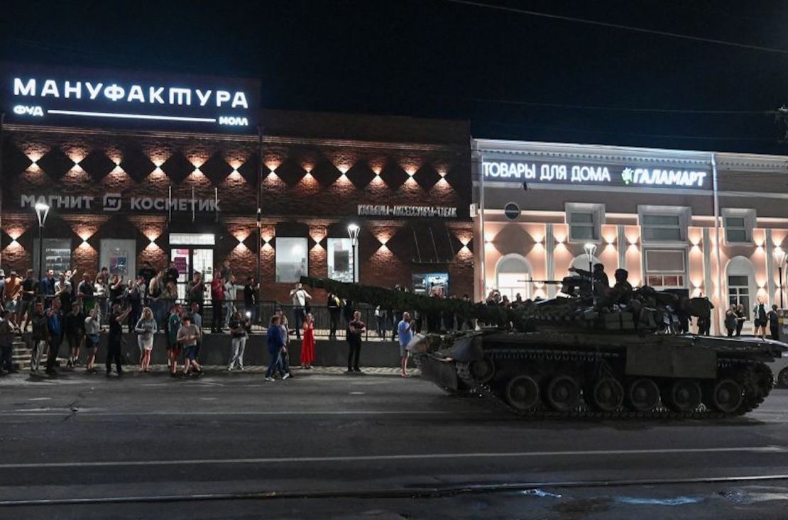 Combatientes del grupo mercenario privado Wagner salen de la sede del Distrito Militar del Sur para regresar a la base, en la ciudad de Rostov-on-Don, Rusia, el 24 de junio de 2023.