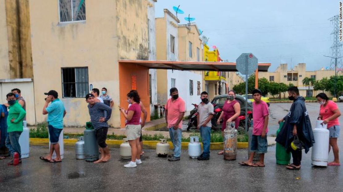 Residentes en Cancún hacen fila para comprar gas antes de la llegada de Delta.