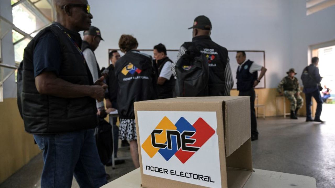 Miembros de la delegación internacional de observadores electorales visitan uno de los principales centros de votación para verificar la instalación de las mesas electorales que se utilizarán en las próximas elecciones presidenciales, en Caracas, Venezuela, el 26 de julio de 2024.(Foto: Yuri CORTEZ / AFP) (Photo by YURI CORTEZ/AFP via Getty Images).