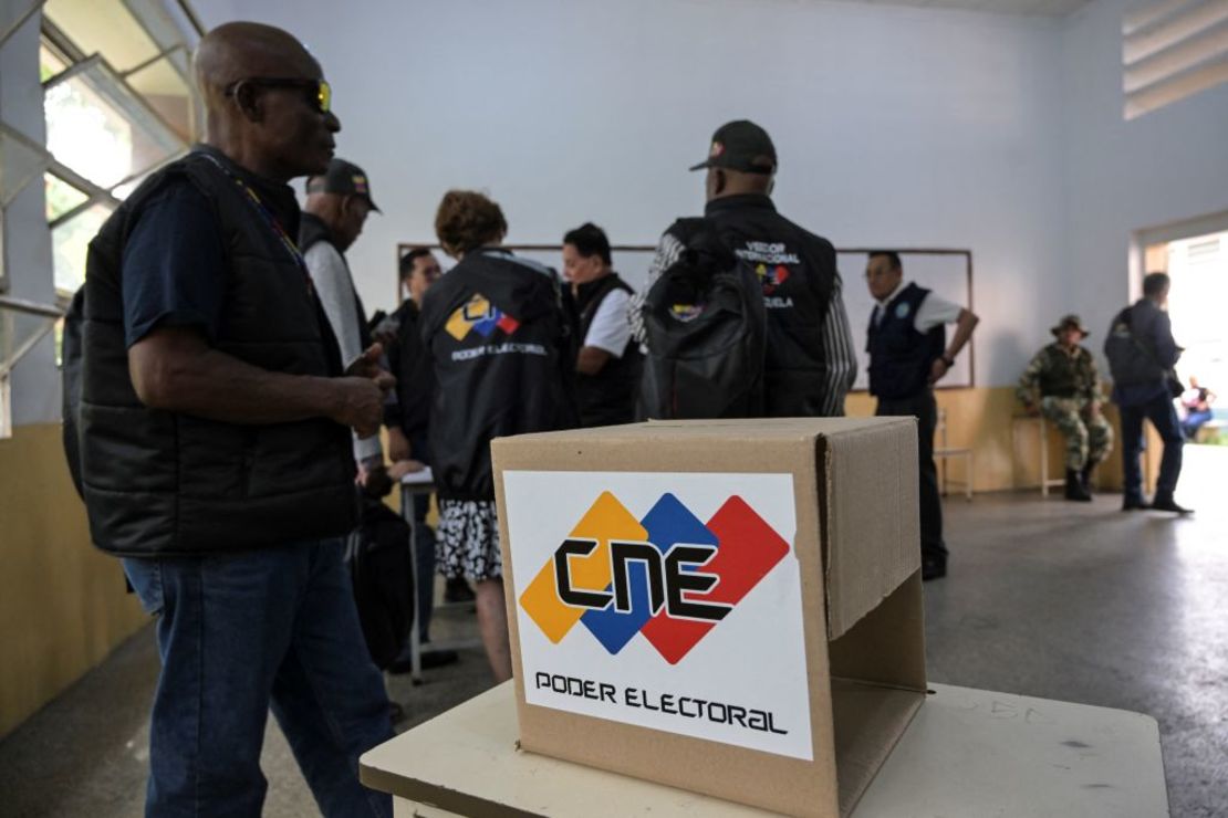 Miembros de la delegación internacional de observadores electorales visitan uno de los principales centros de votación para verificar la instalación de las mesas electorales que se utilizarán en las próximas elecciones presidenciales, en Caracas, Venezuela, el 26 de julio de 2024.(Foto: Yuri CORTEZ / AFP) (Photo by YURI CORTEZ/AFP via Getty Images).