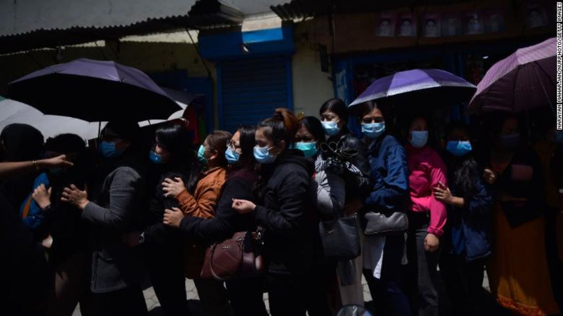 Nepalíes hacen cola para vacunarse en el Hospital Alka, en Lalitpur, Nepal, el 22 de abril.