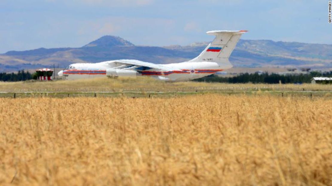 Un avión de carga ruso que transporta partes del sistema de defensa aérea S-400 aterriza en Murted Airfield este viernes.