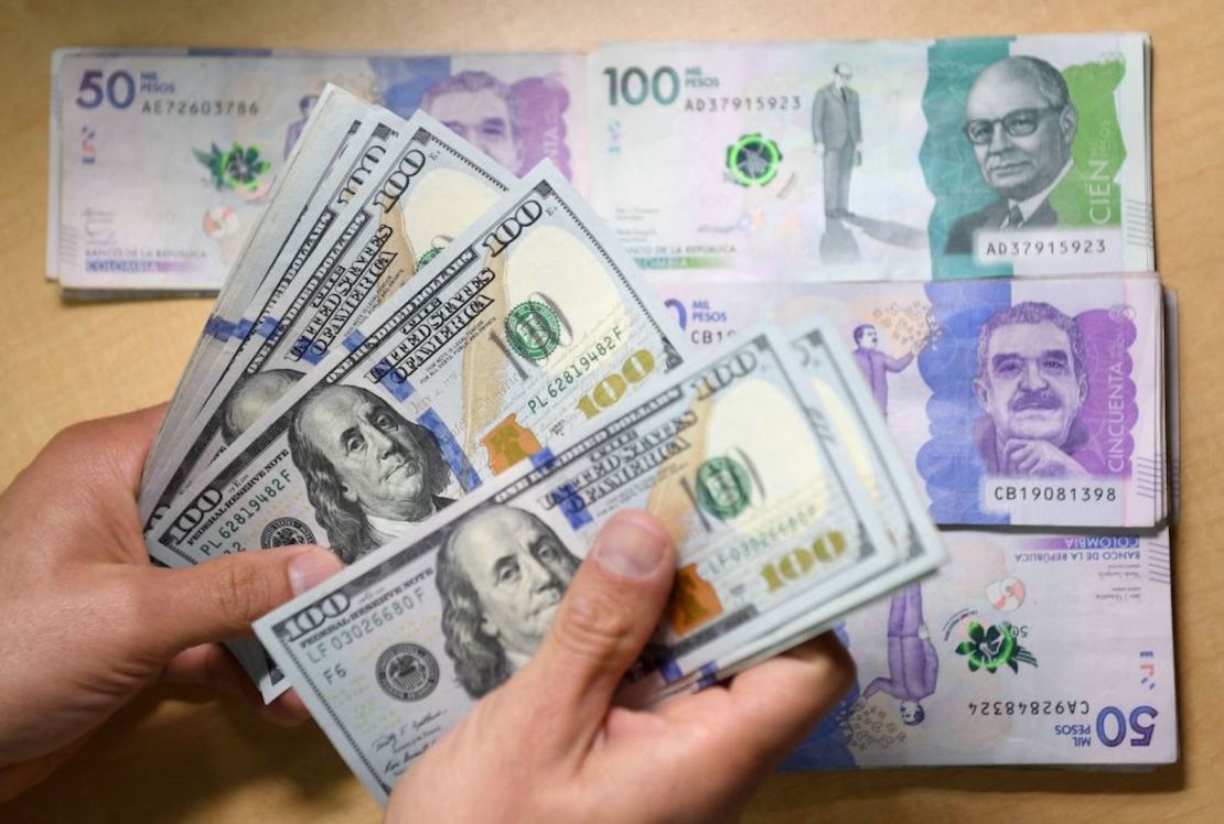 Colombia, al igual que otros países del mundo, sufre una alta inflación, así como una devaluación histórica del peso frente a el dólar. Esto se debe a factores tanto internacionales como locales, según los expertos.