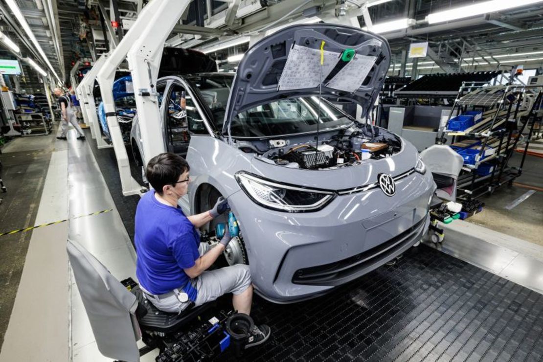 El montaje de la segunda generación del coche eléctrico ID.3 de Volkswagen en mayo de 2023 en Zwickau, Alemania. Jens Schlüter/Getty Images