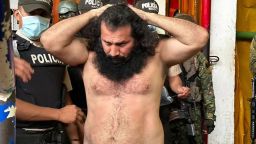 Fotografía difundida por las Fuerzas Armadas del Ecuador que muestra a Adolfo Macías, alias Fito, líder de la banda criminal Los Choneros, mientras es trasladado al complejo de máxima seguridad La Roca el 12 de agosto de 2023.