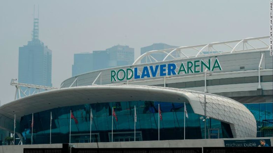 Humo sobre el estadio Rod Laver en Melbourne.