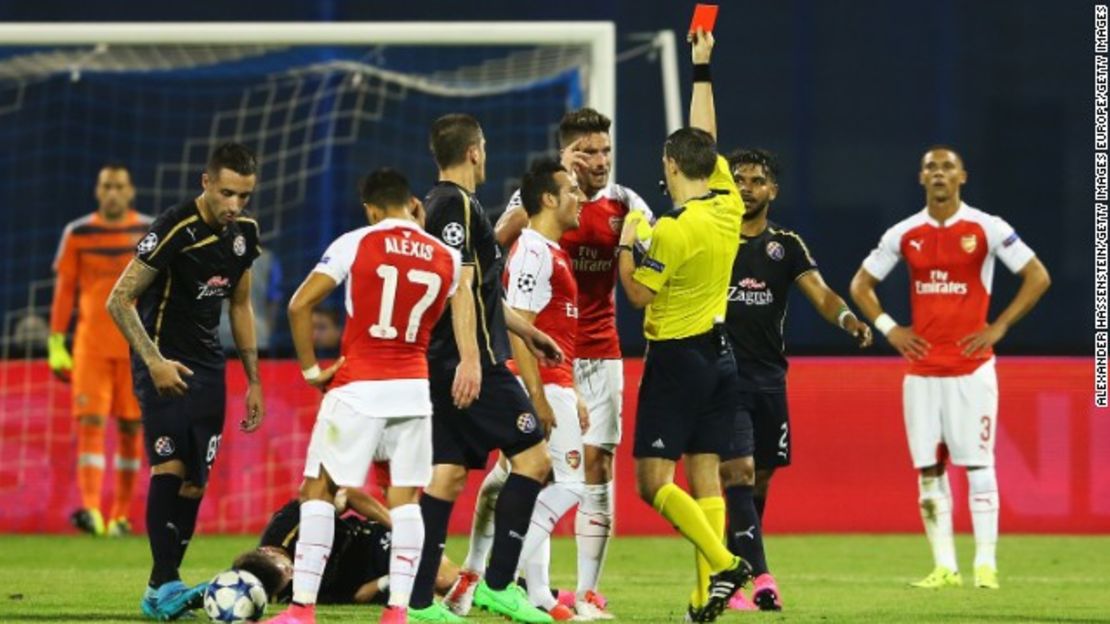 CNNE e5ad197e - 150916204254-olivier-giroud-arsenal-red-card-dinamjo-zagreb-story-top