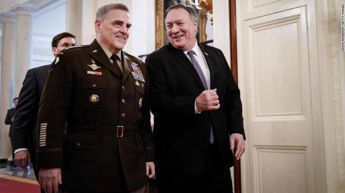 El jefe del Estado Mayor Conjunto, el general Mark Milley, y el secretario de Estado de EE. UU., Mike Pompeo, llegan para una ceremonia de la Medalla Presidencial de la Libertad para el general retirado del Ejército de cuatro estrellas Jack Keane en el Salón Este de la Casa Blanca el 10 de marzo de 2020 en Washington.