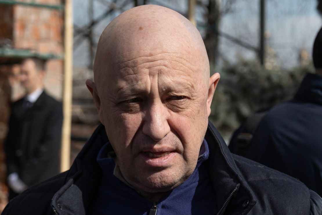 El jefe del grupo mercenario Wagner, Yevgeny Prigozhin, durante una ceremonia fúnebre en Moscú, Rusia, el 8 de abril.