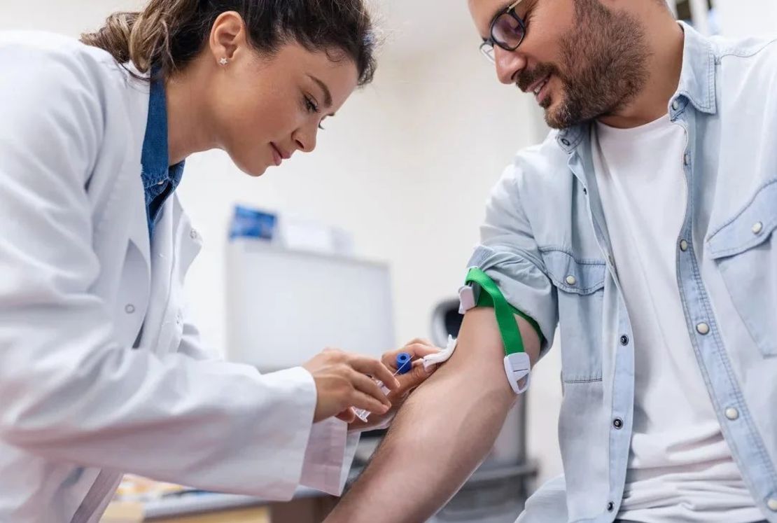 En el futuro, los análisis de sangre pueden detectar depósitos tempranos de amiloide en el cerebro, lo que permitirá a las personas tomar medidas preventivas para reducir el riesgo de demencia. (Foto: Stefanamer/iStockphoto/Getty Images).