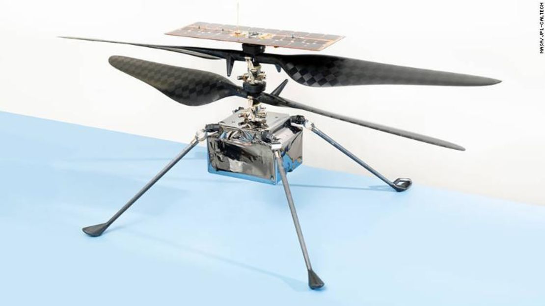 Modelo del helicóptero de la NASA nombrado Ingenuity por Vaneeza Rupani.